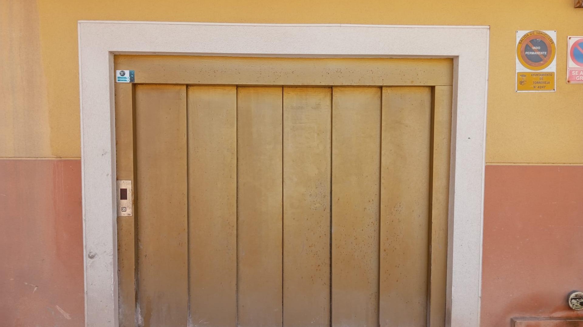 Resale - Garage -
Torrevieja - La Mata