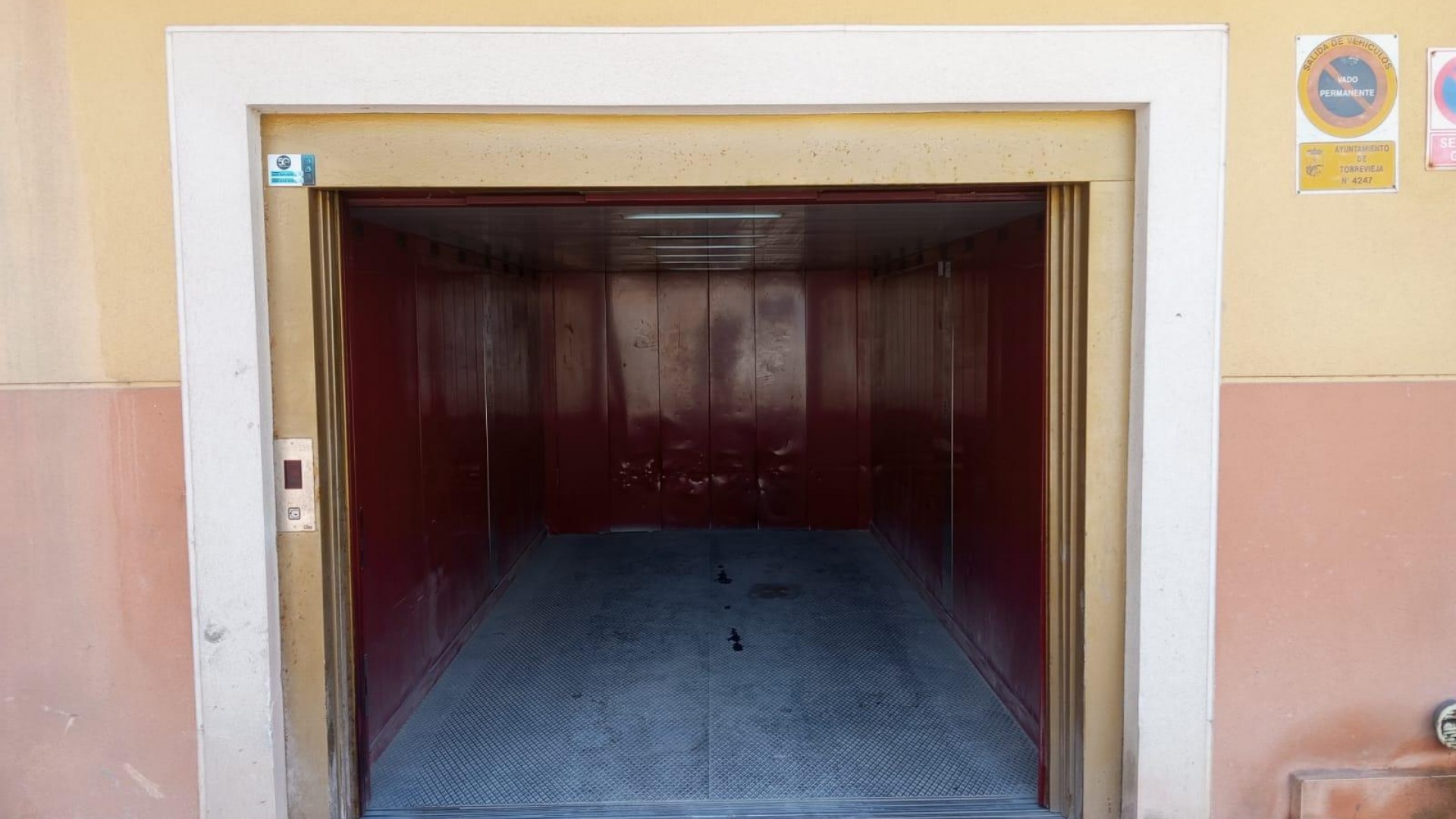 Resale - Garage -
Torrevieja - La Mata