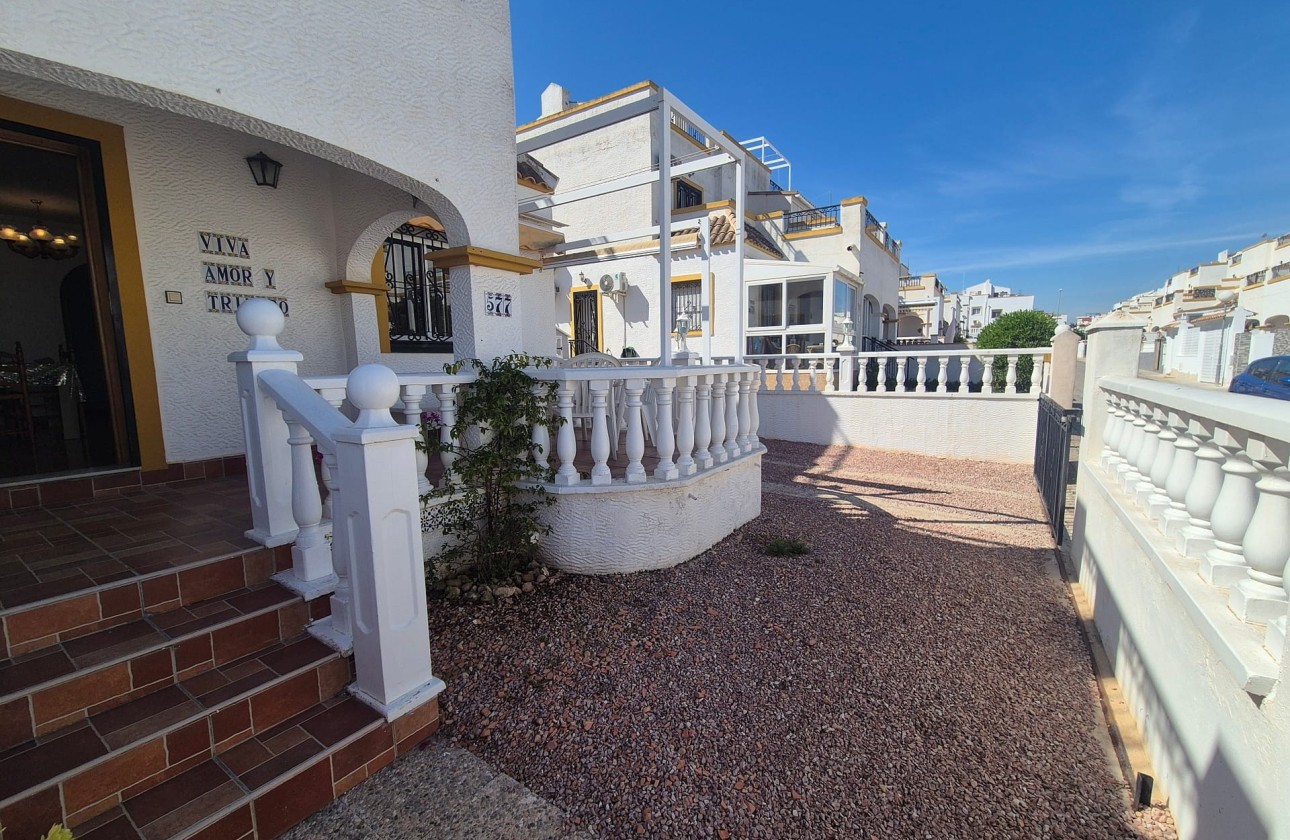 Resale - Semi Detached Villa -
Los Altos