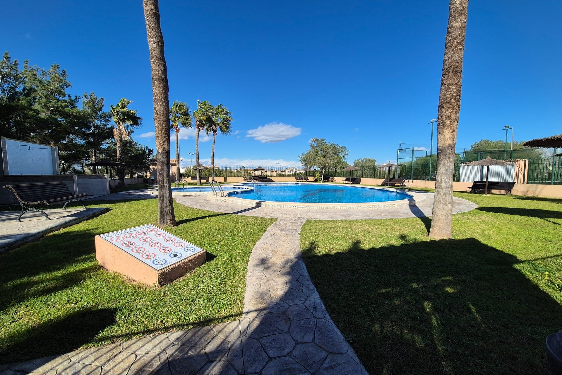 Resale - Semi Detached Villa -
Los Altos