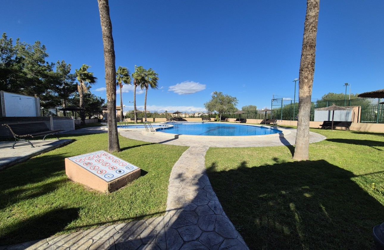 Resale - Semi Detached Villa -
Los Altos