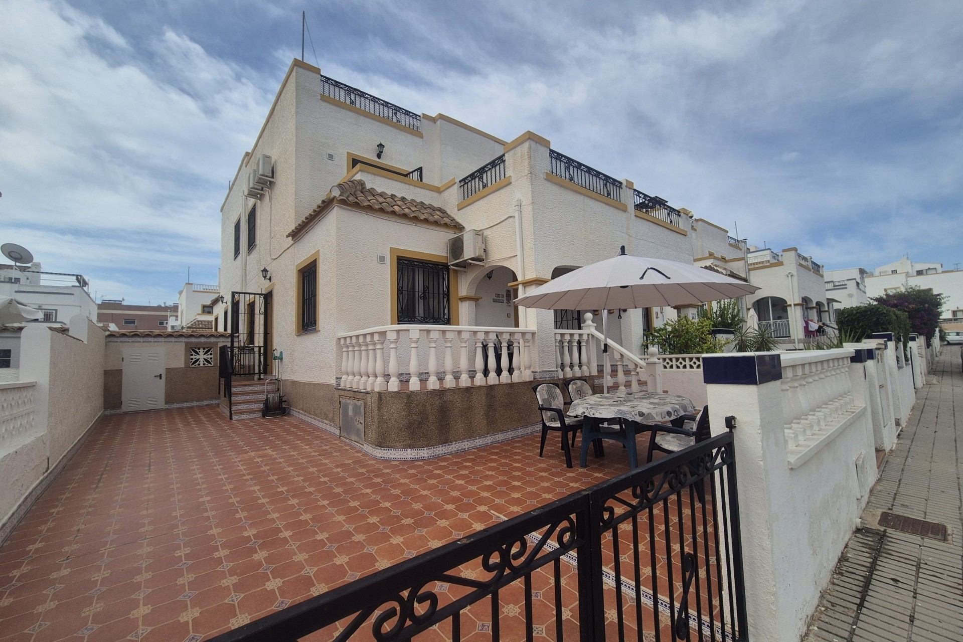 Resale - Semi Detached Villa -
Los Altos