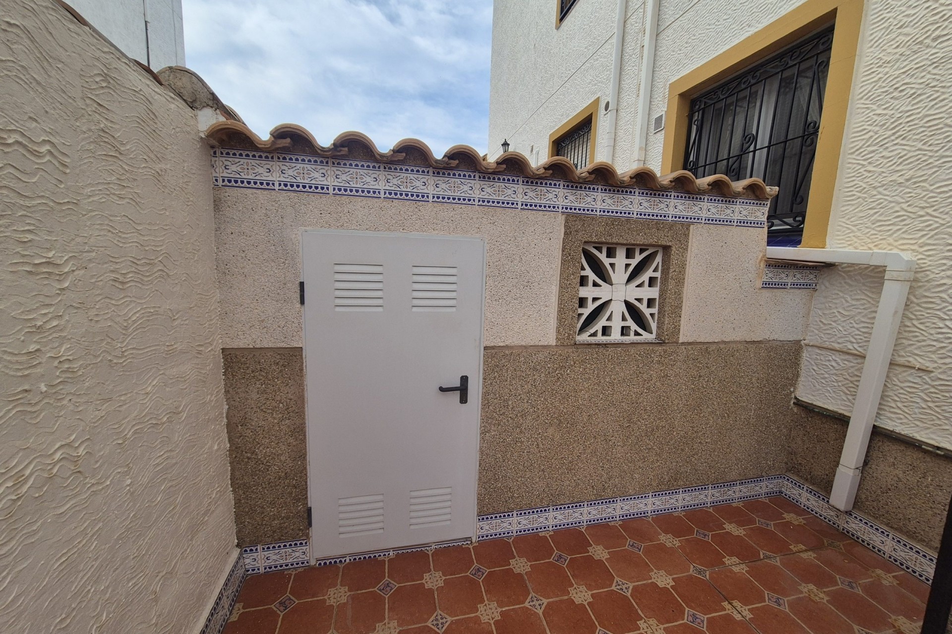 Resale - Semi Detached Villa -
Los Altos