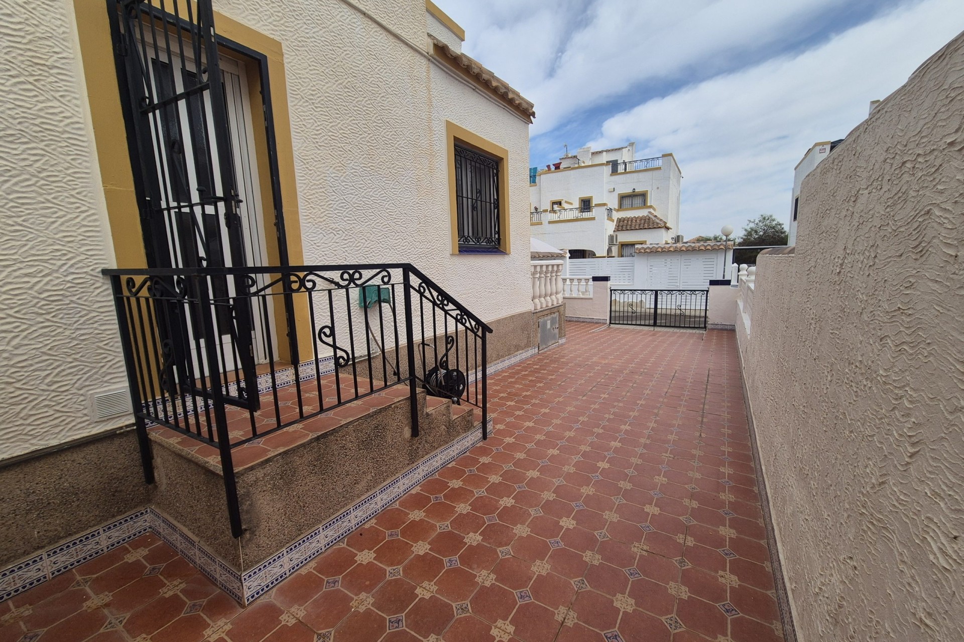 Resale - Semi Detached Villa -
Los Altos