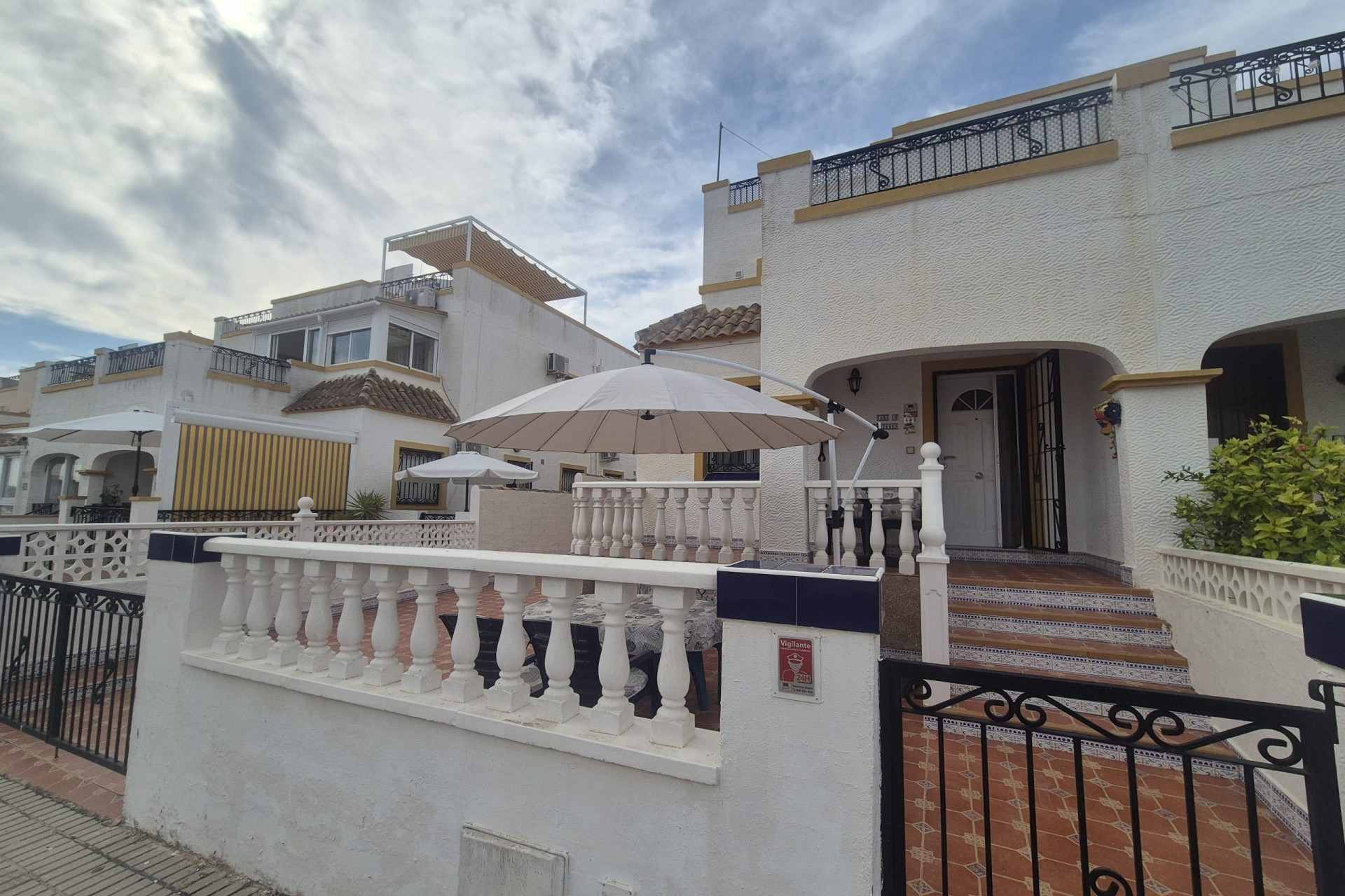 Resale - Semi Detached Villa -
Los Altos