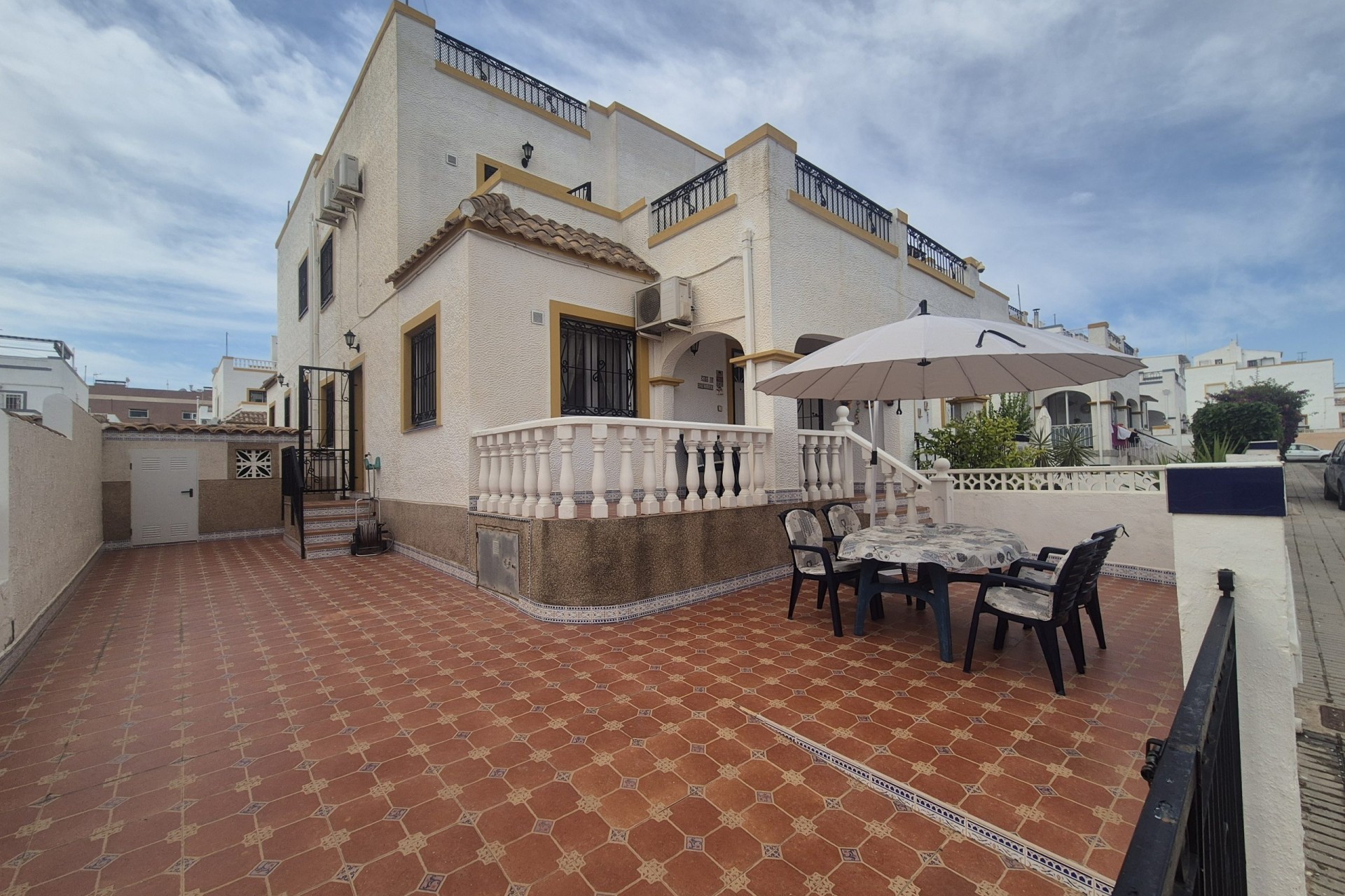 Resale - Semi Detached Villa -
Los Altos