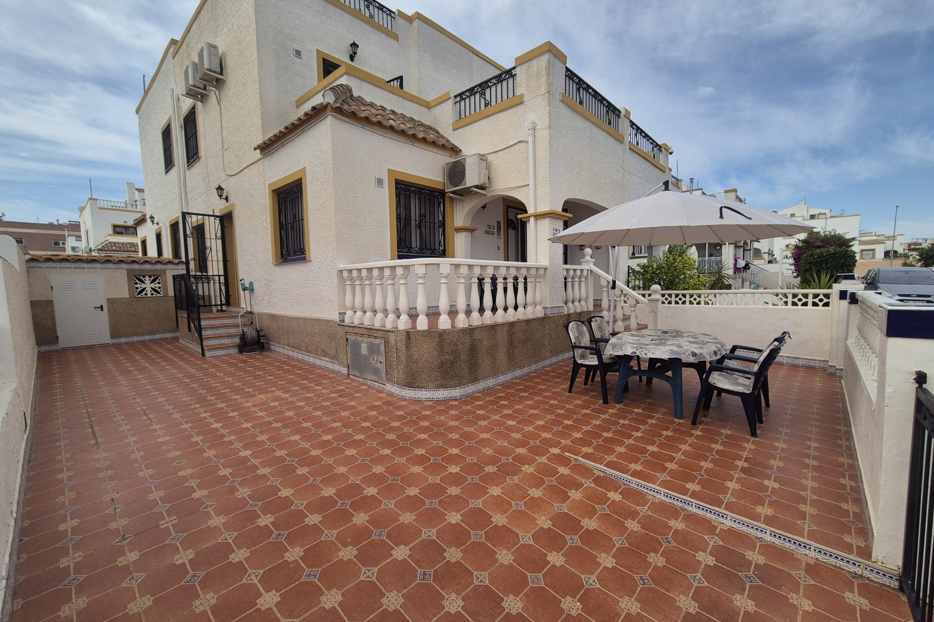 Resale - Semi Detached Villa -
Los Altos