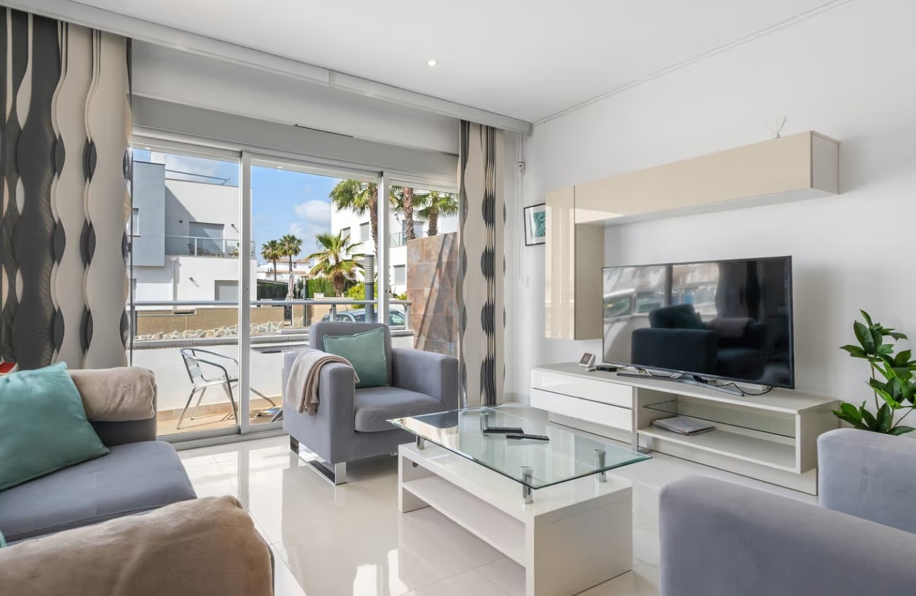 Resale - Semi Detached Villa -
Punta Prima - Marina Med