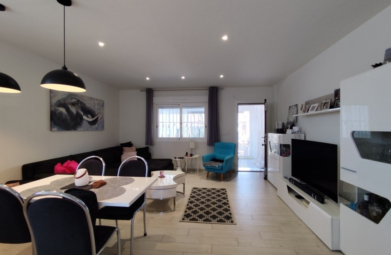 Resale - Semi Detached Villa -
Torrevieja