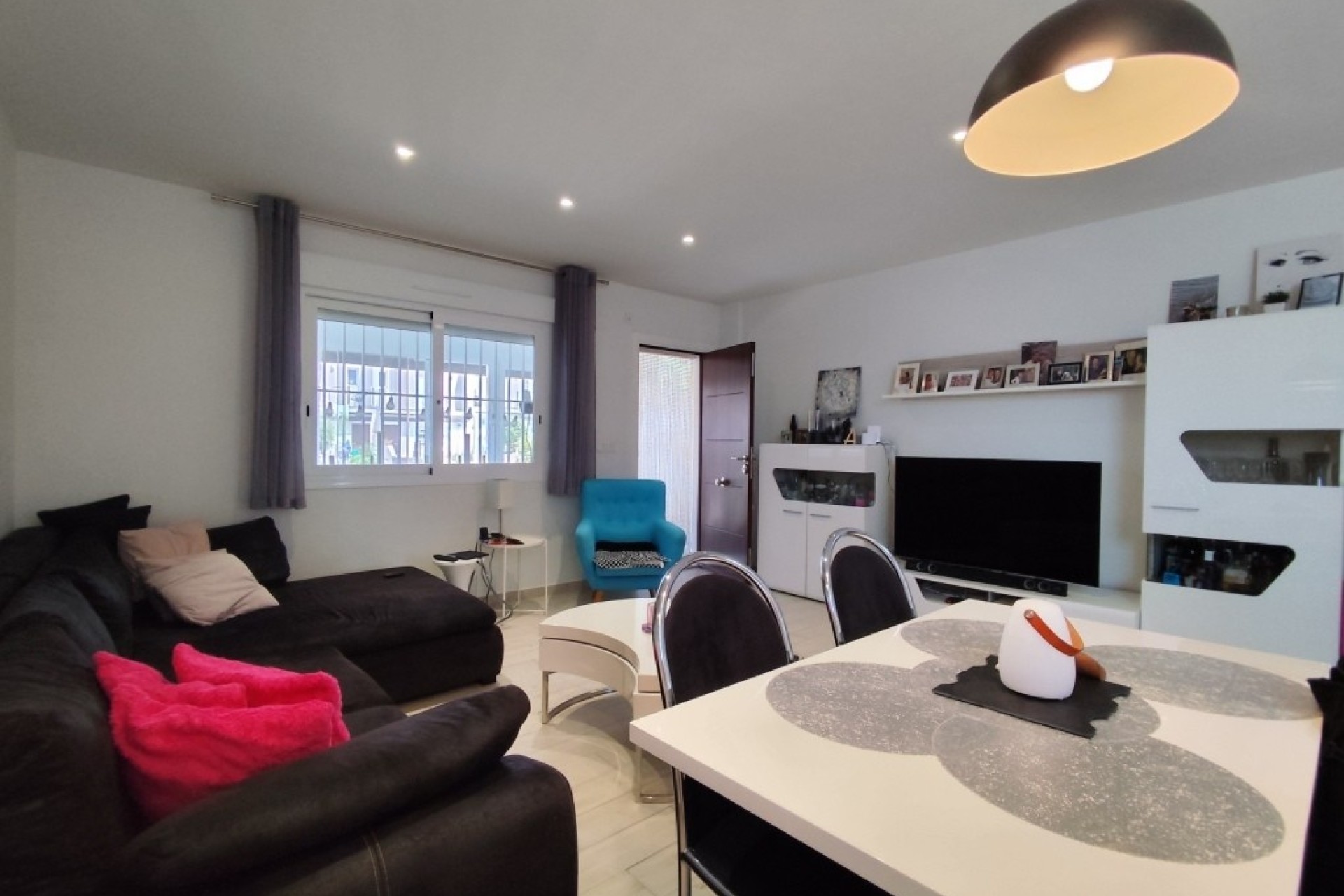 Resale - Semi Detached Villa -
Torrevieja