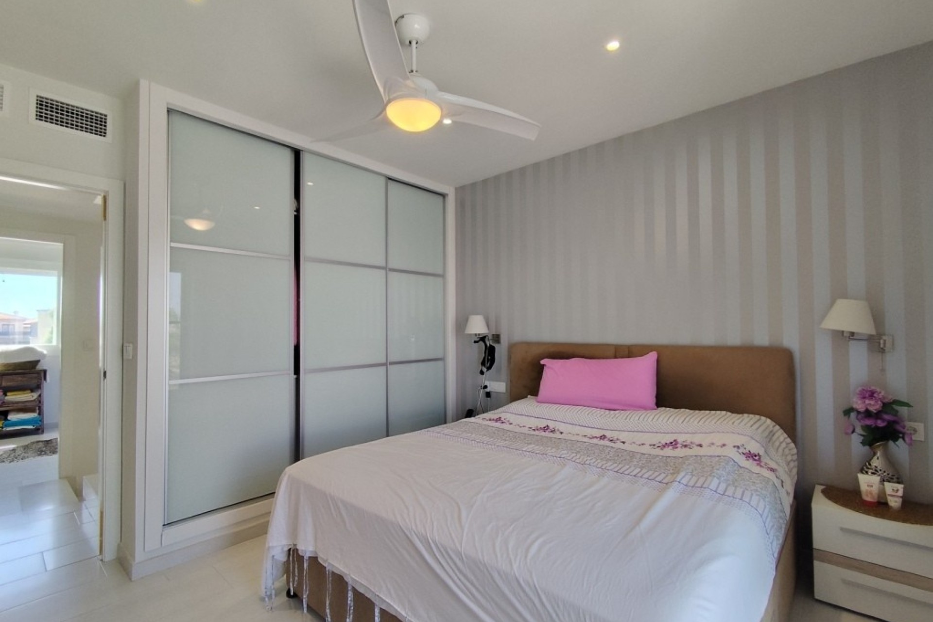 Resale - Semi Detached Villa -
Torrevieja