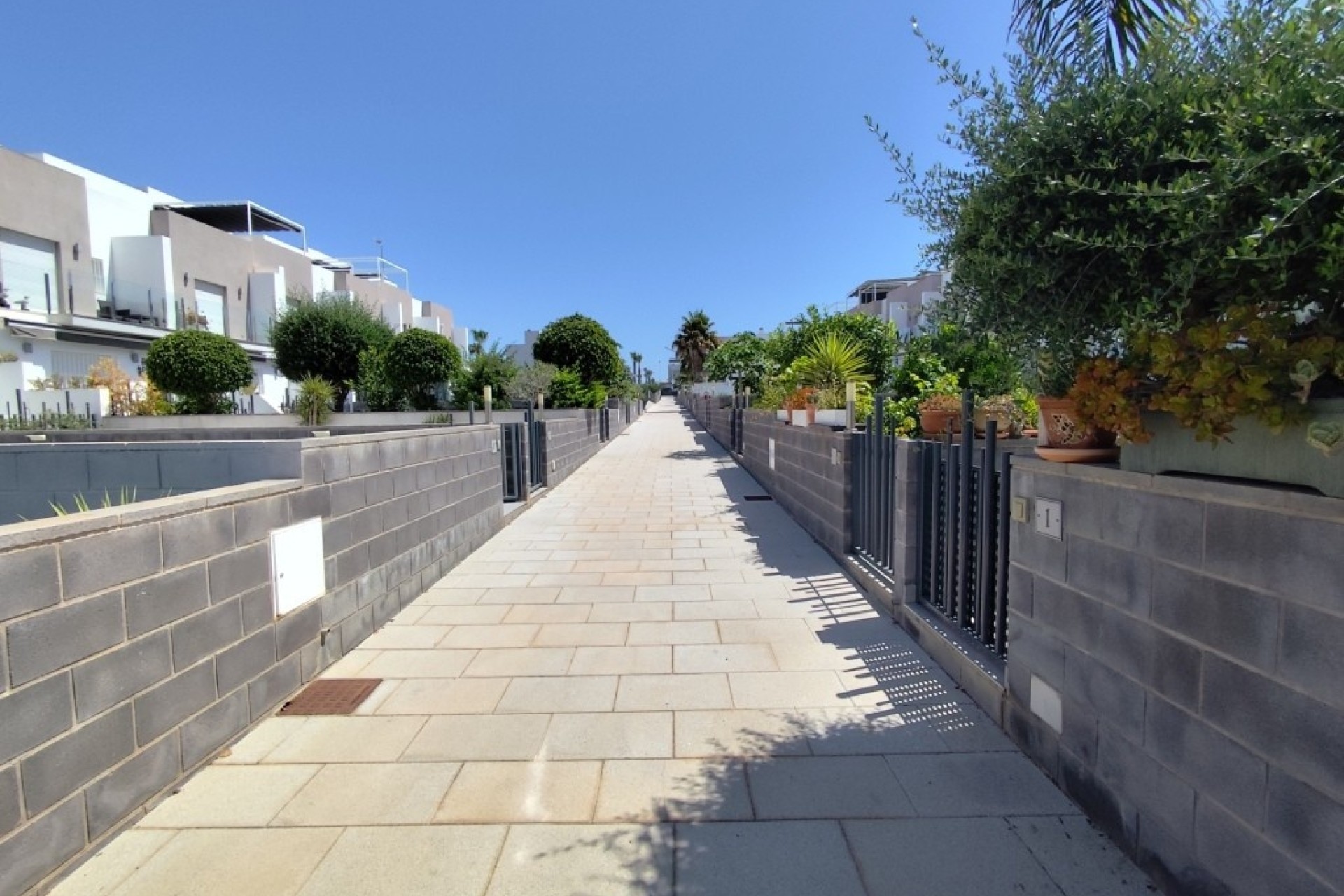 Resale - Semi Detached Villa -
Torrevieja