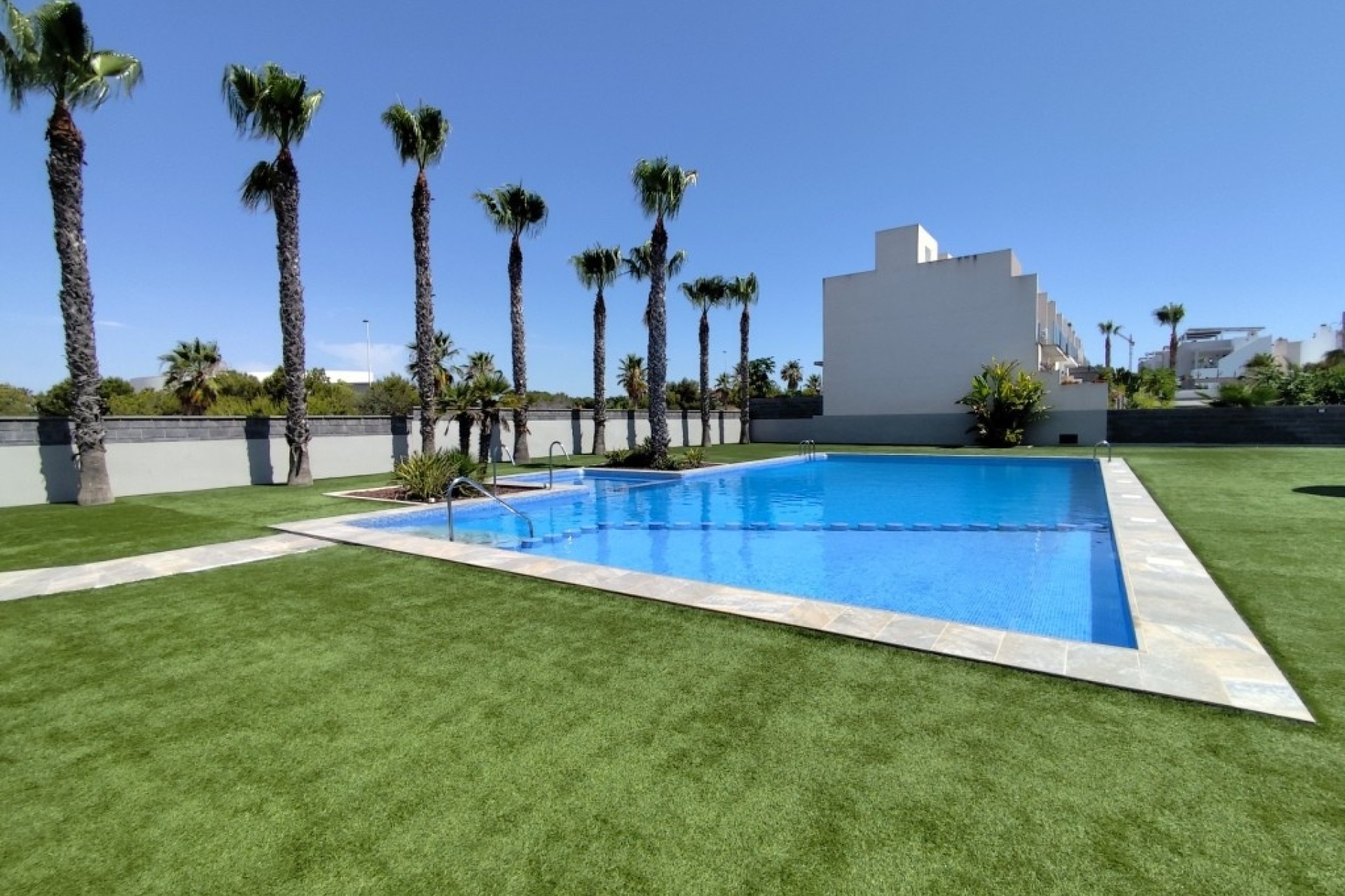 Resale - Semi Detached Villa -
Torrevieja