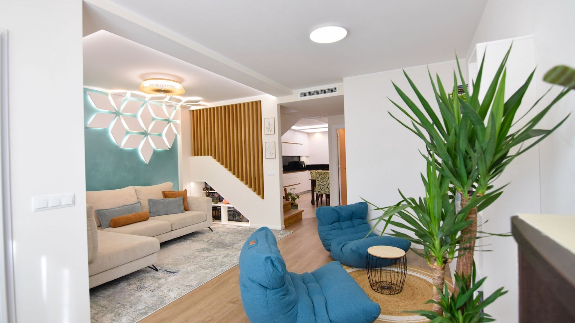 Resale - Stadthaus -
La Florida