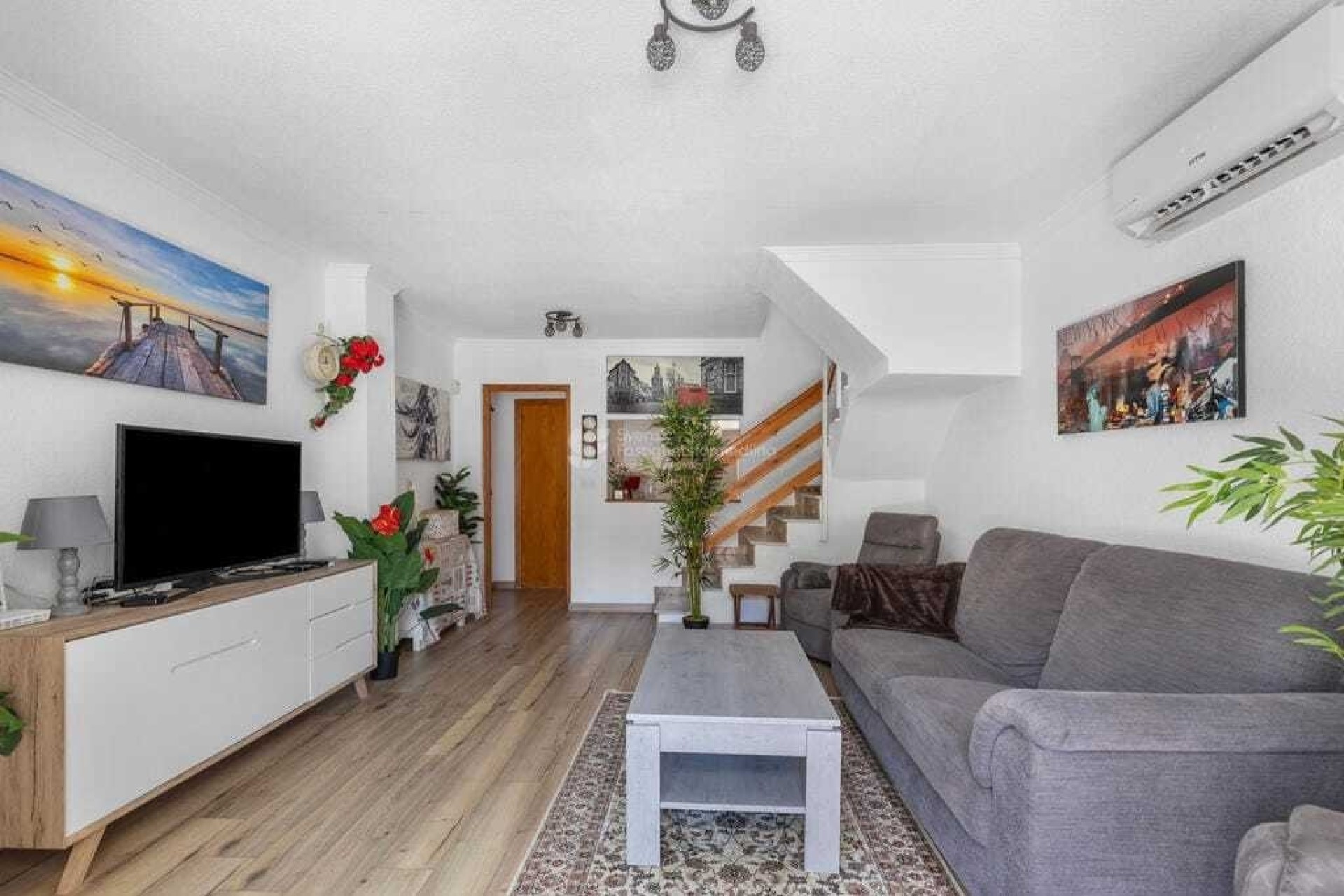 Resale - Stadthaus -
La Rosaleda - Inland
