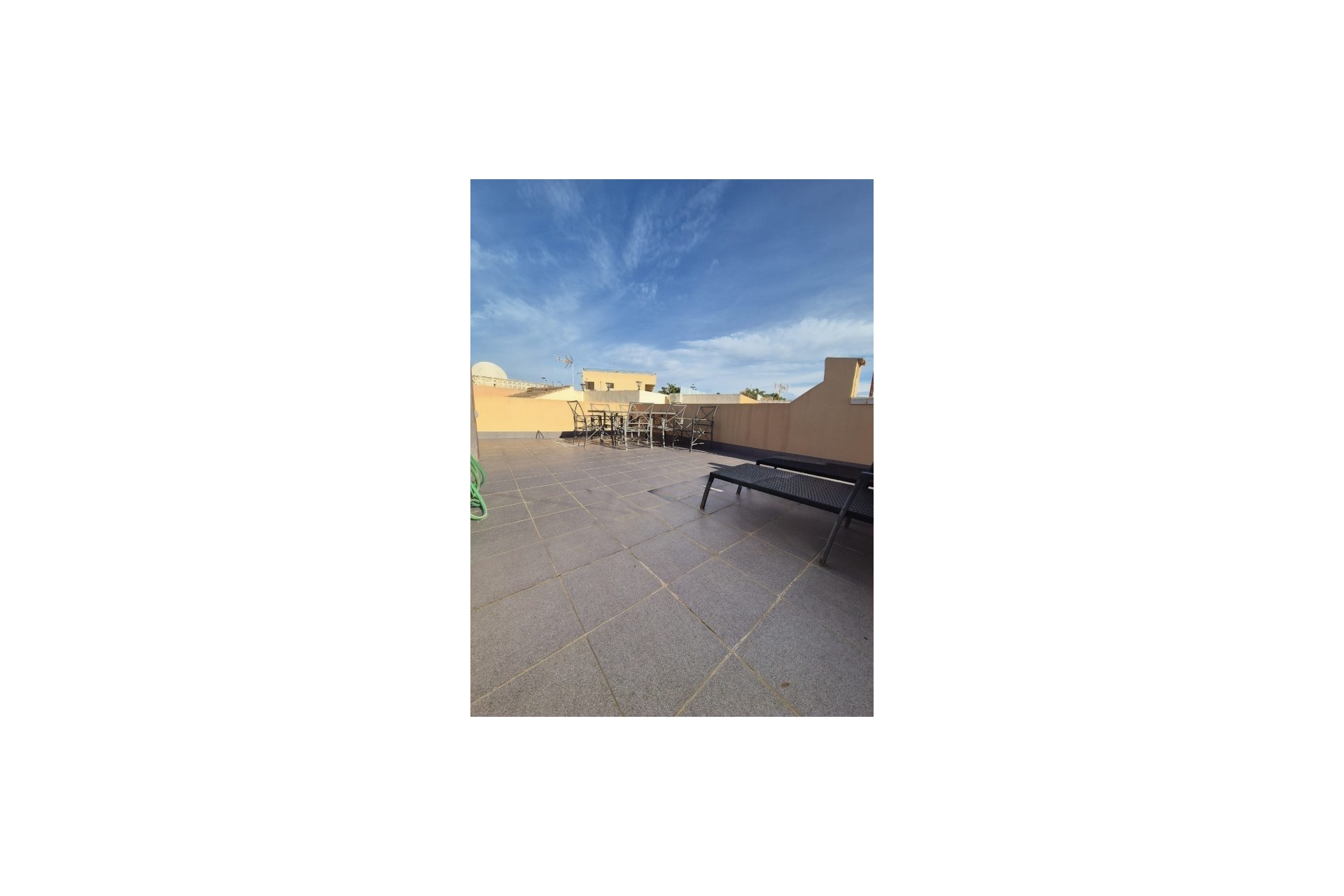 Resale - Stadthaus -
La Rosaleda - Inland