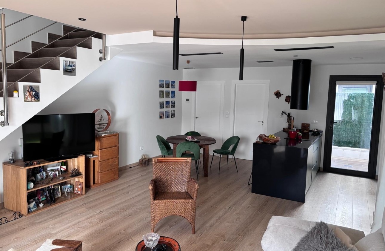 Resale - Stadthaus -
Los Montesinos - La Herada