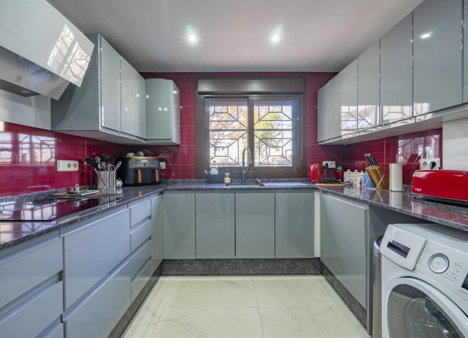 Resale - Stadthaus -
SAN CAYETANO