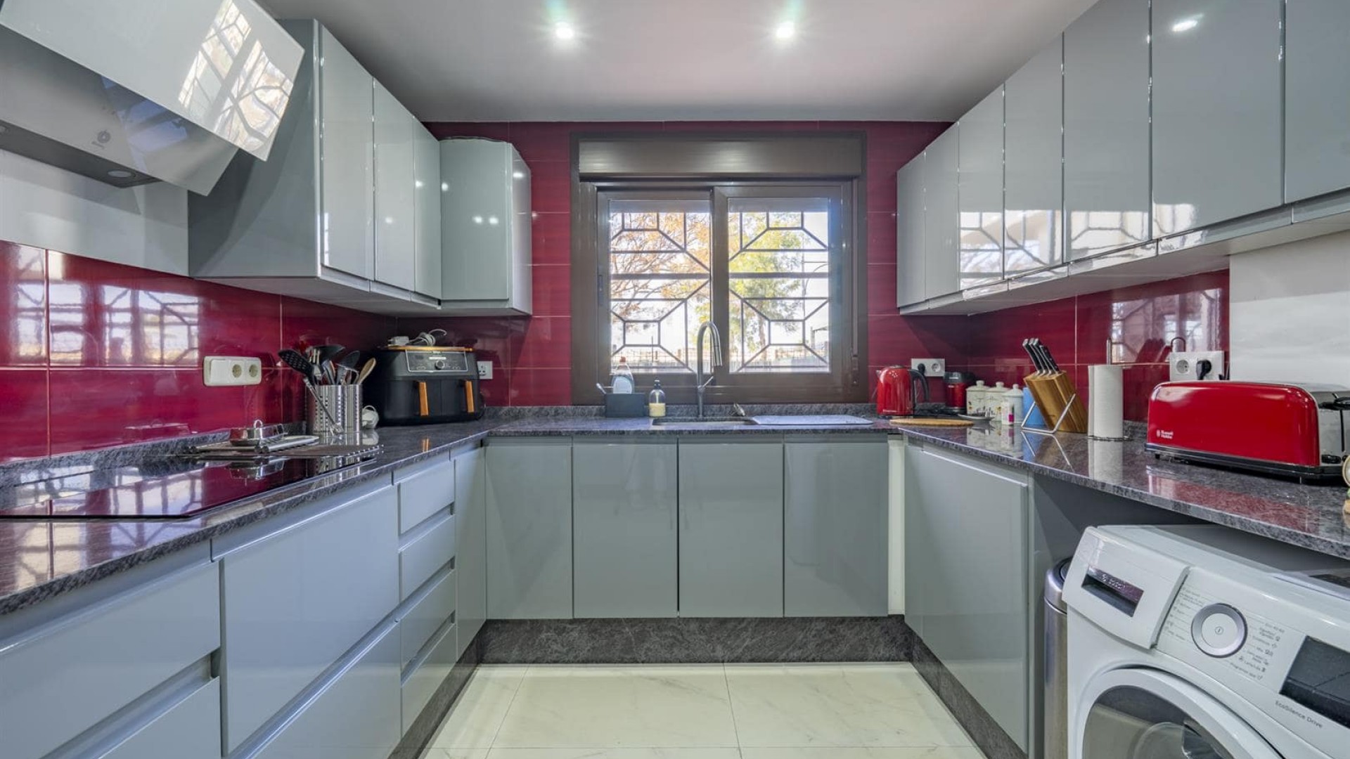 Resale - Stadthaus -
SAN CAYETANO