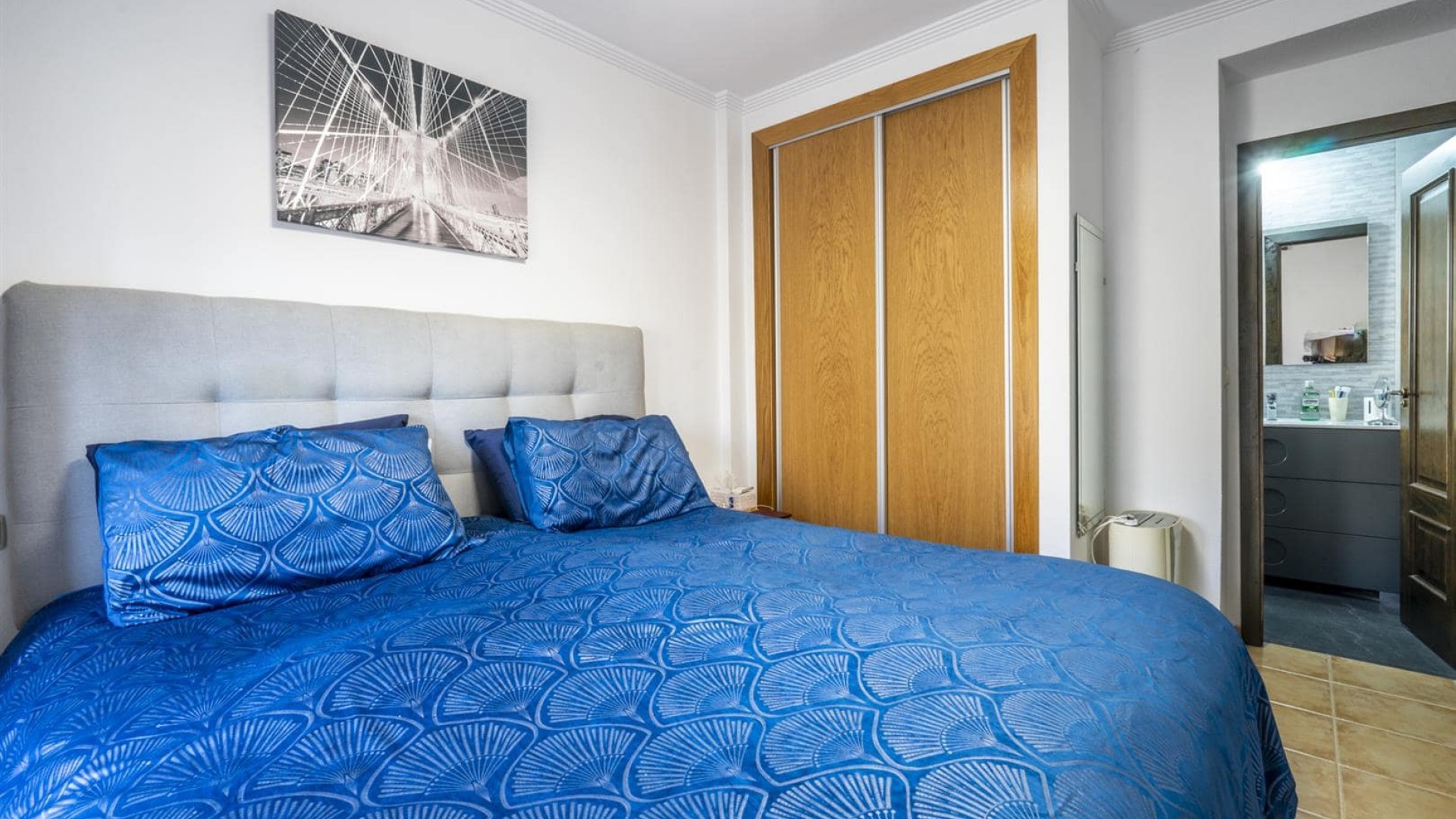 Resale - Stadthaus -
SAN CAYETANO