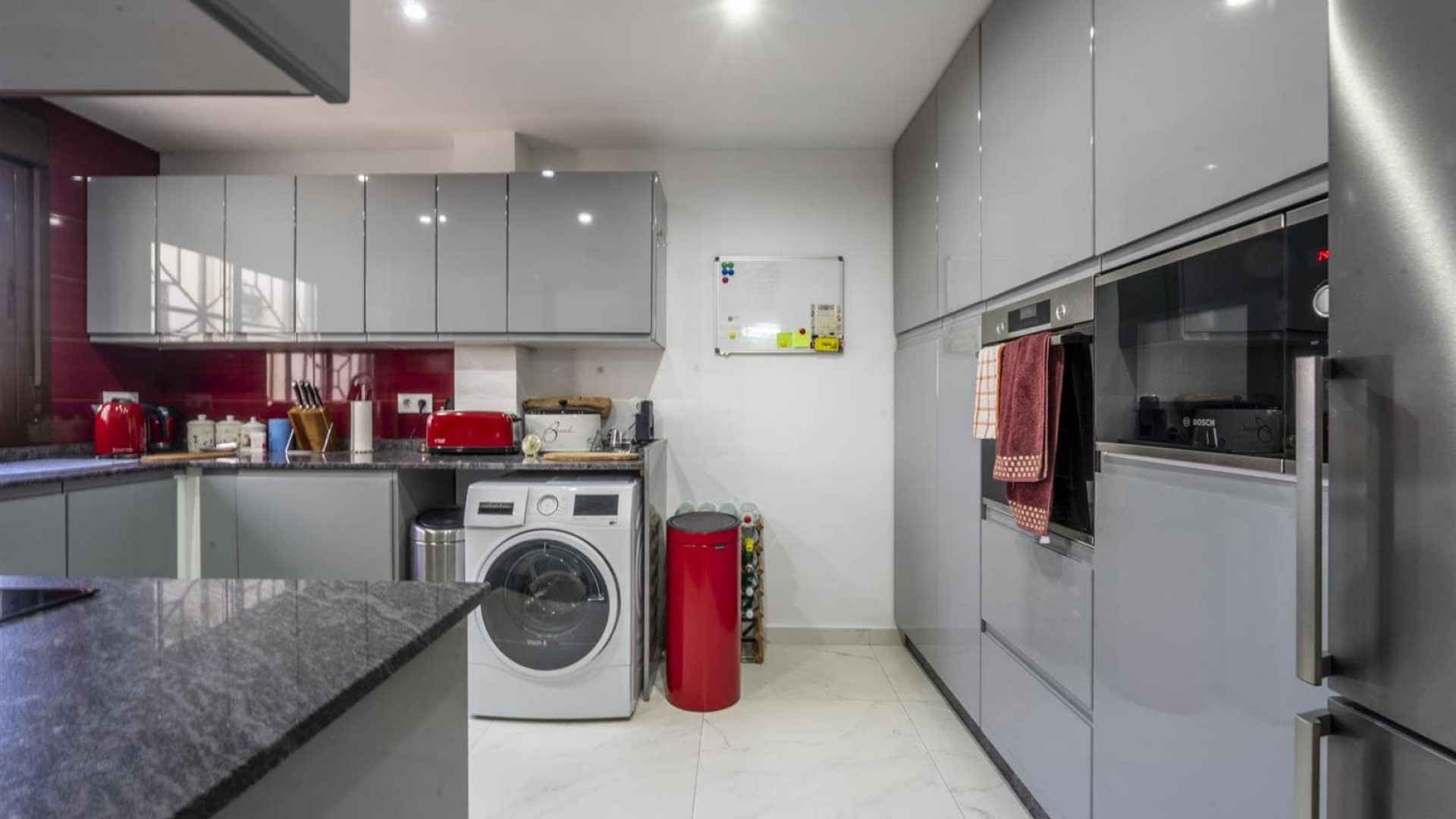 Resale - Stadthaus -
SAN CAYETANO