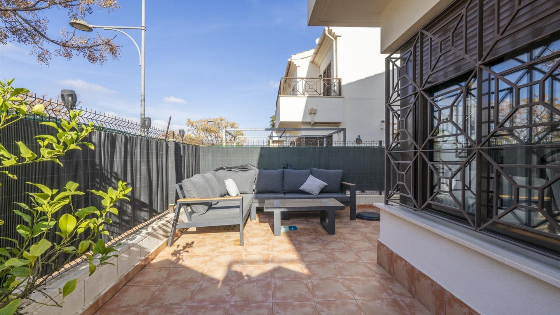 Resale - Stadthaus -
SAN CAYETANO