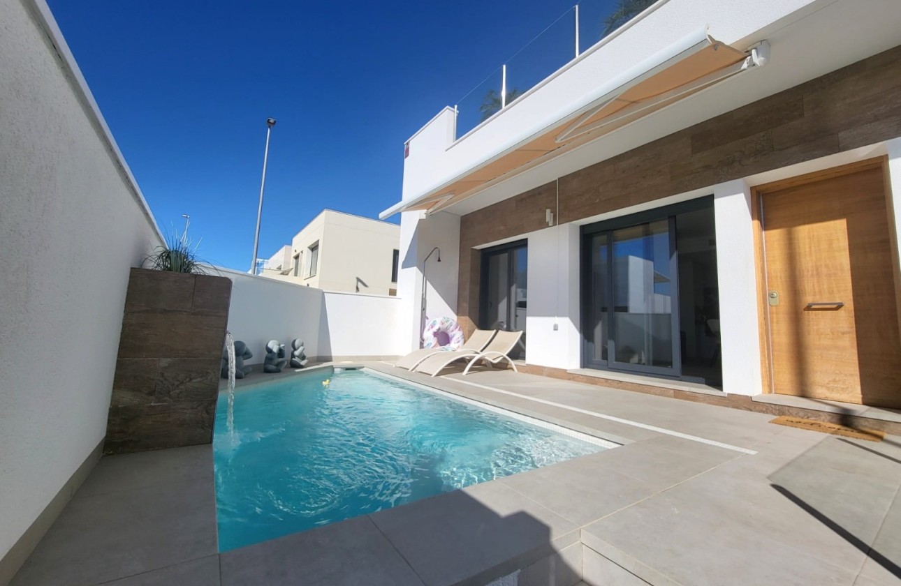 Resale - Townhouse -
Daya Vieja