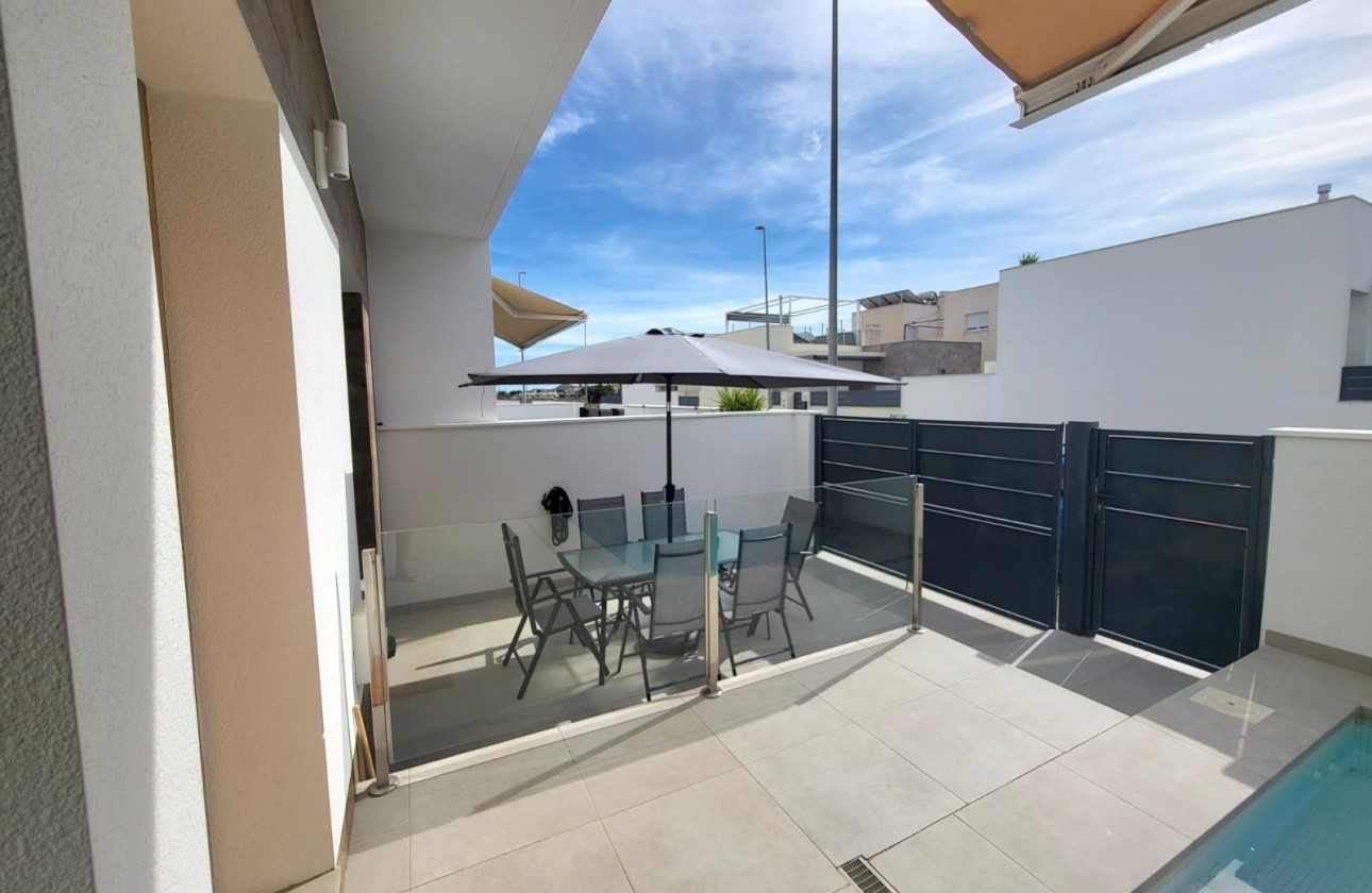 Resale - Townhouse -
Daya Vieja