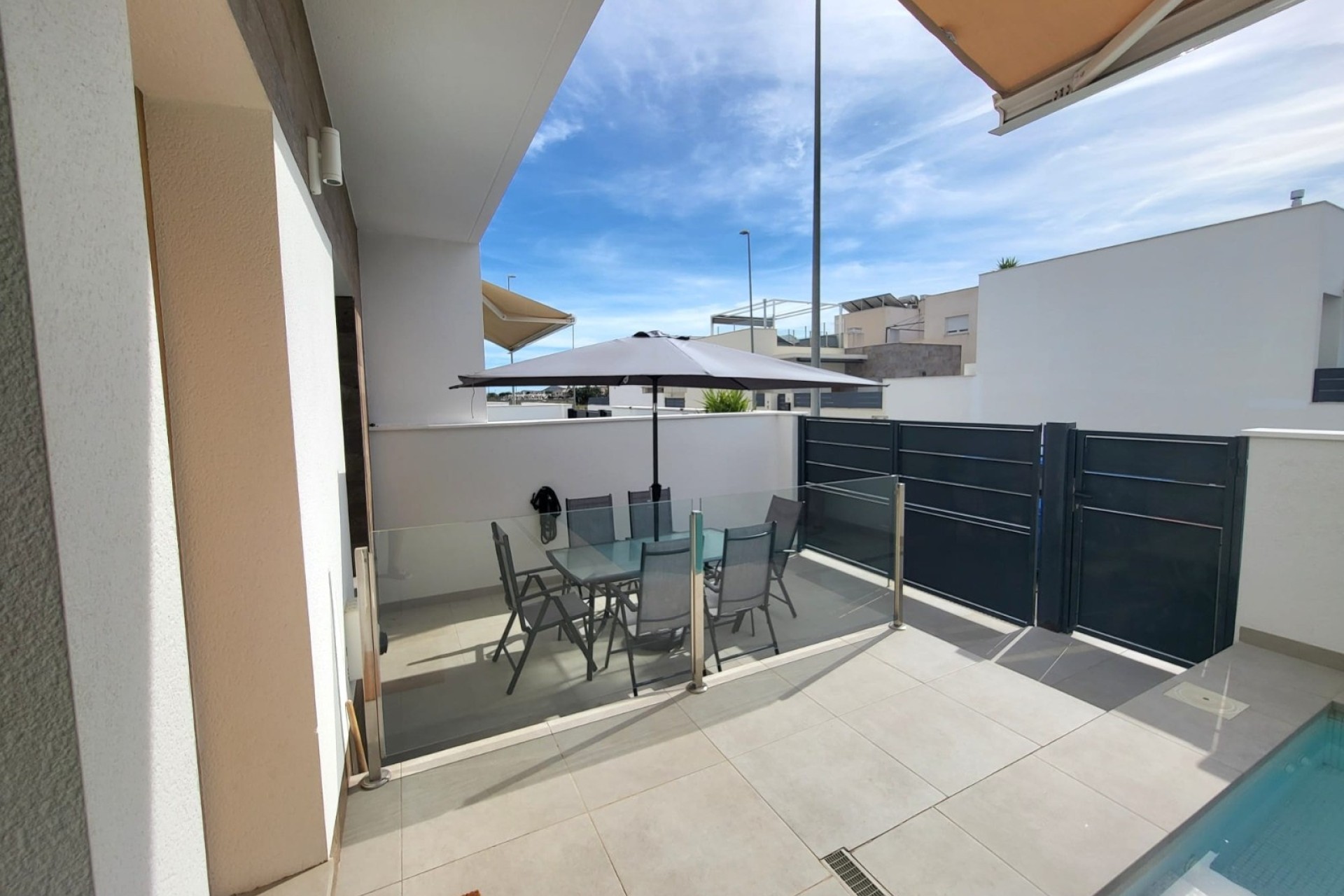 Resale - Townhouse -
Daya Vieja