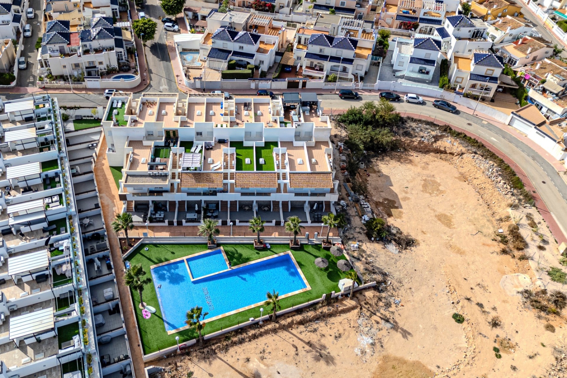 Resale - Townhouse -
Los Balcones - Los Altos del Edén - Los Balcones