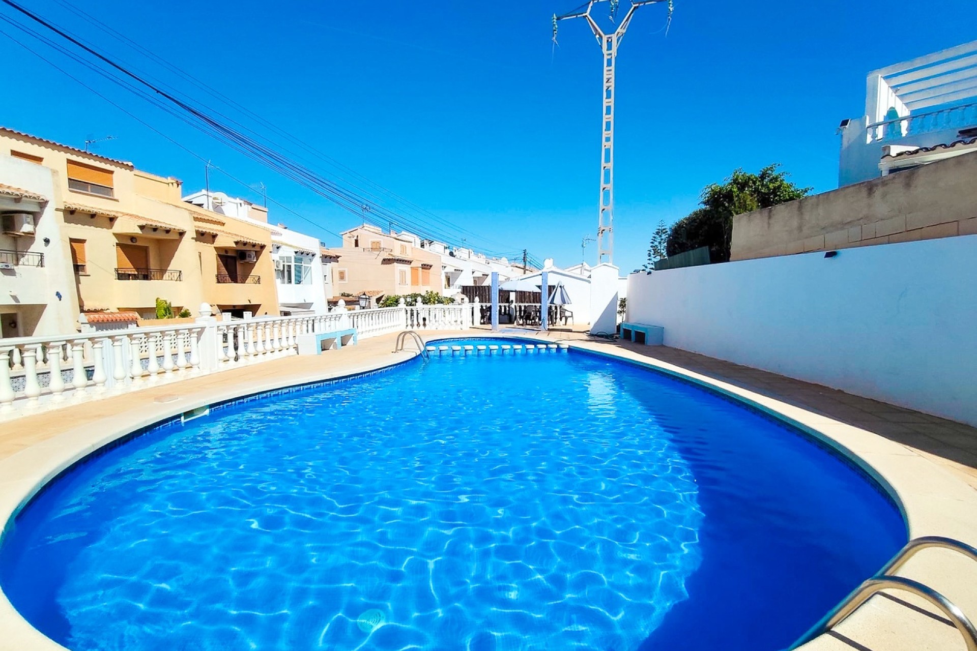 Resale - Townhouse -
Los Balcones - Los Altos del Edén - Los Balcones
