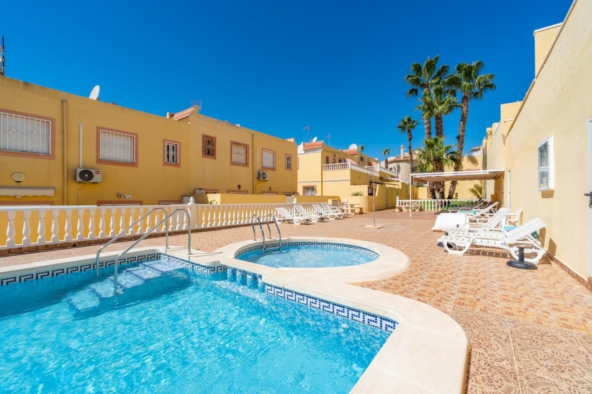 Resale - Townhouse -
Villamartín - El Galan