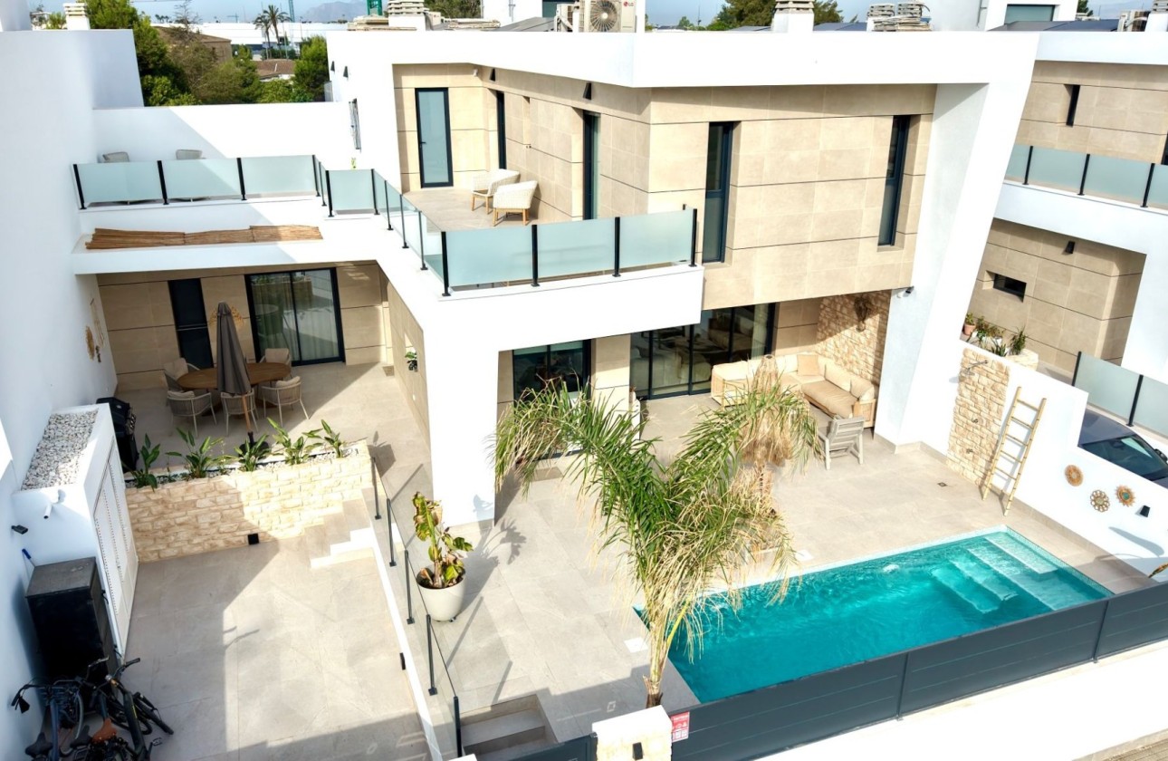 Resale - Villa * -
Dolores