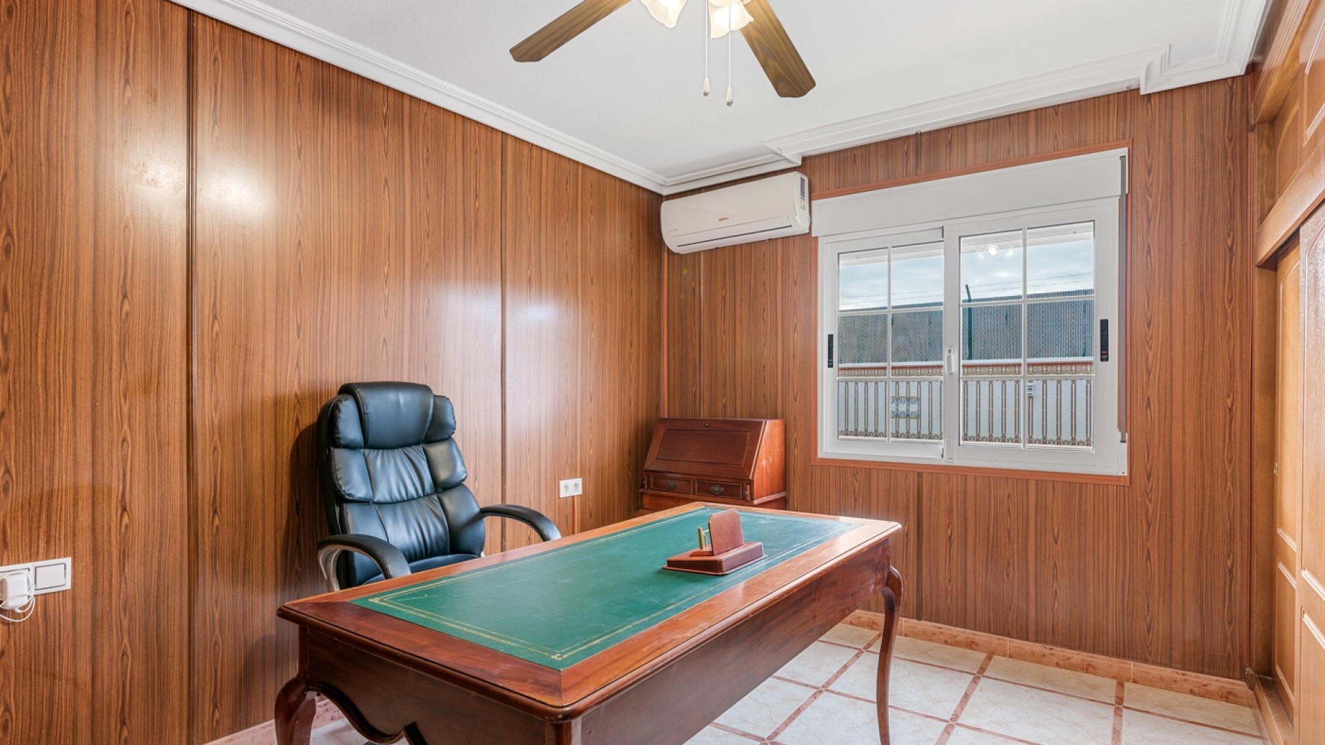 Resale - Villa -
Torrevieja