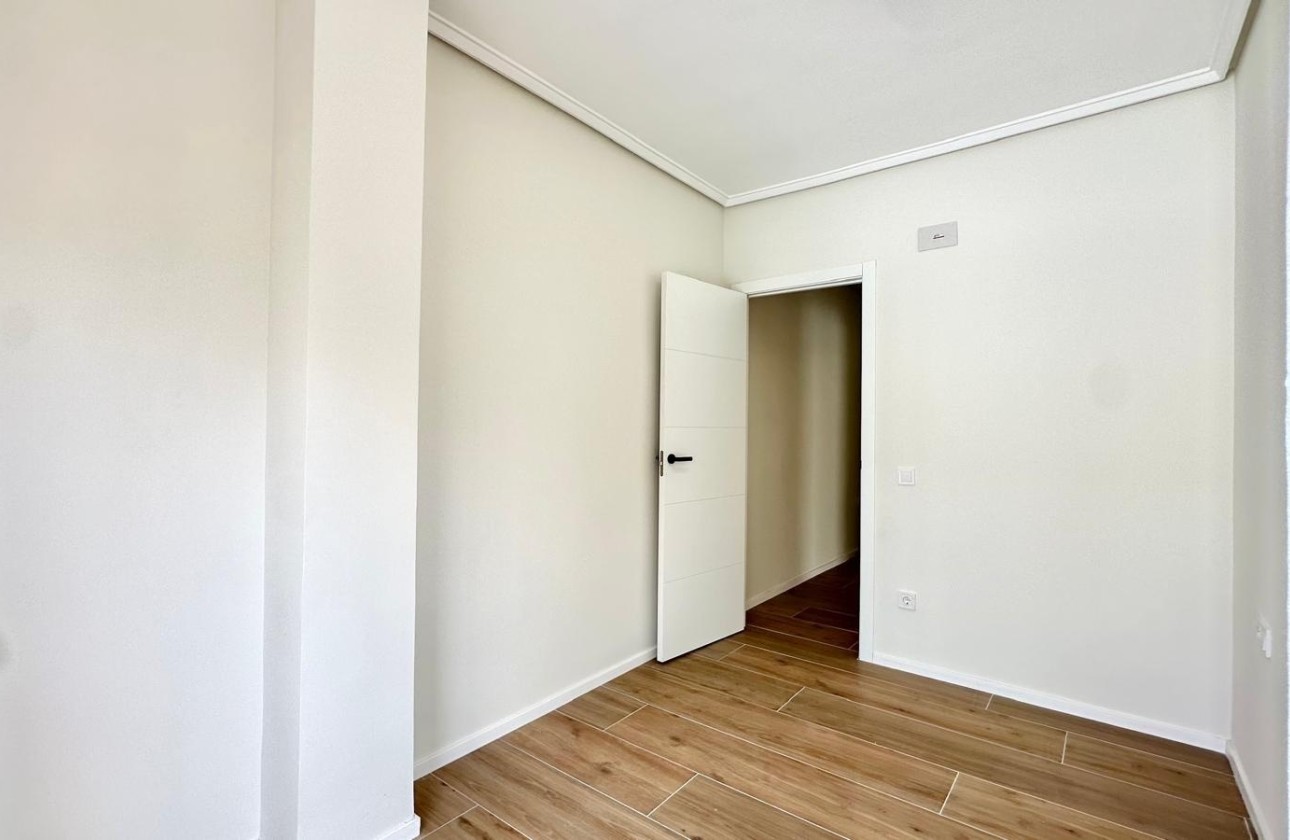 Resale - Wohnung / Appartement -
Torrevieja - Center