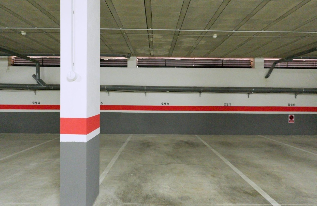 Revente - Garage -
Torrevieja - Centro