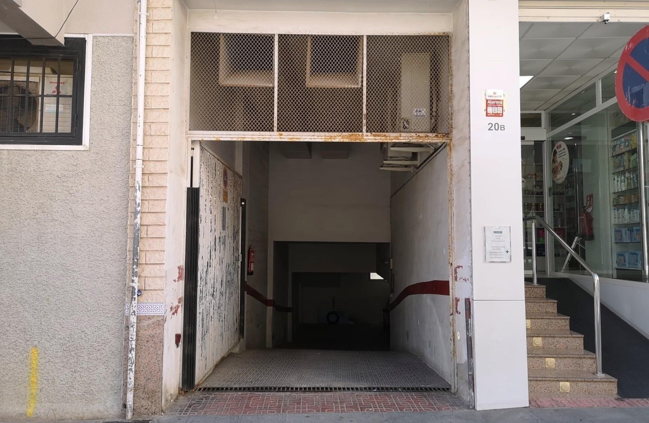 Revente - Garage -
Torrevieja - Centro