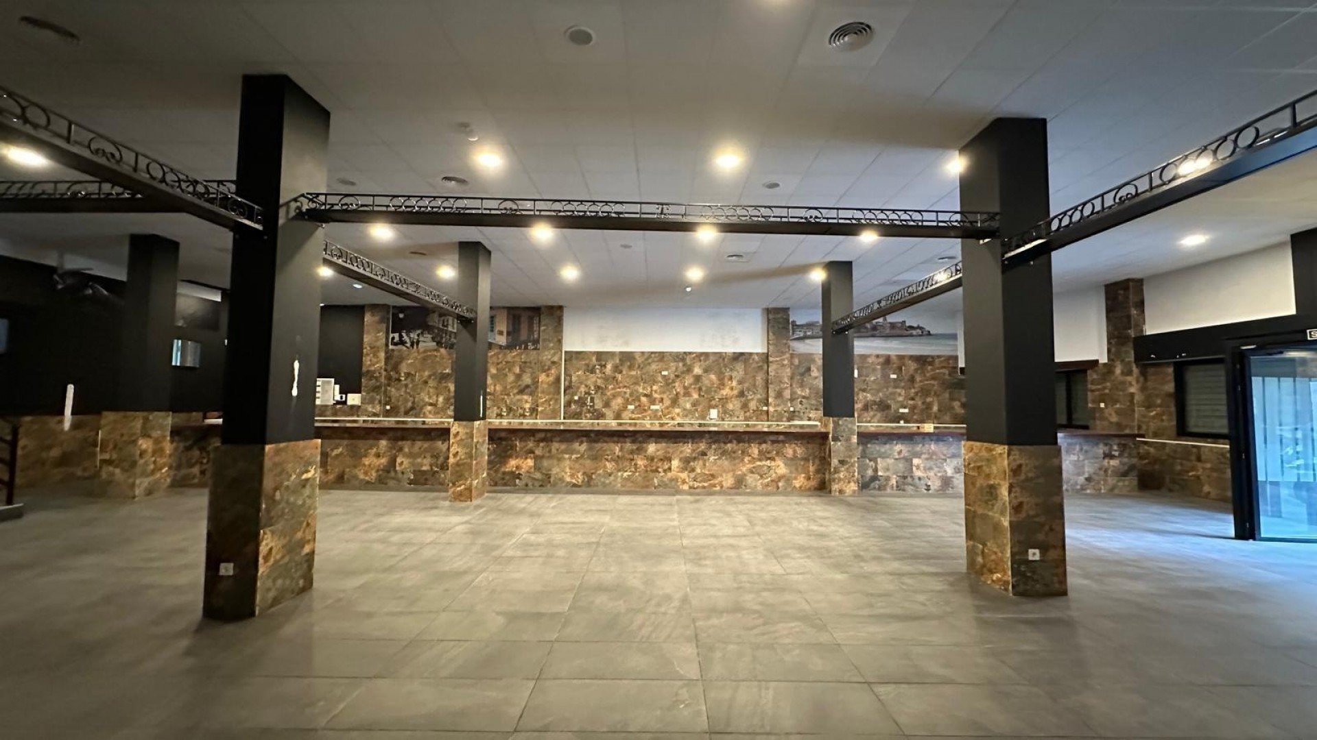 Sale - Commercial -
Torrevieja - Paseo maritimo