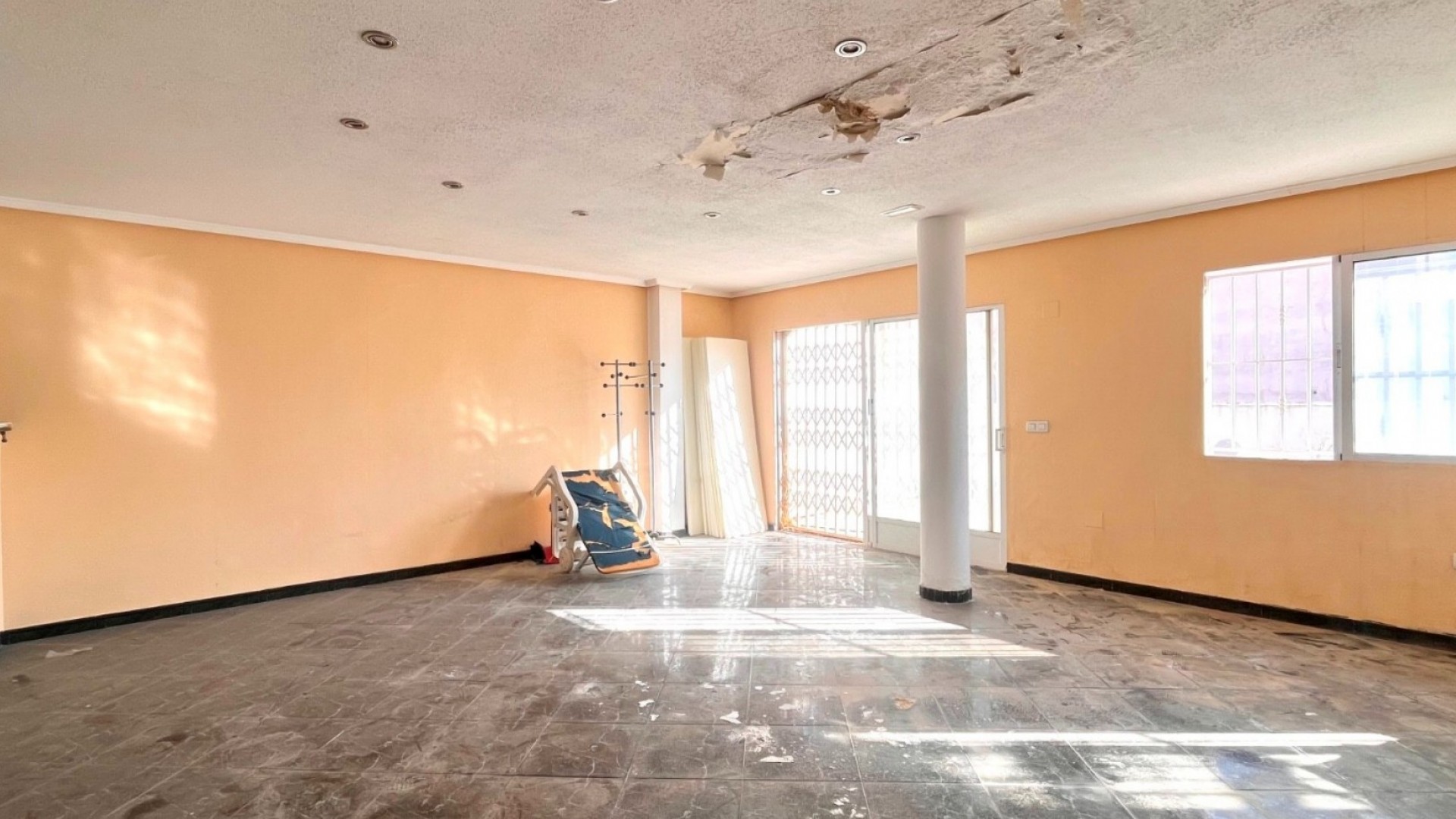 Sale - Commercial -
Torrevieja - Playa del Cura