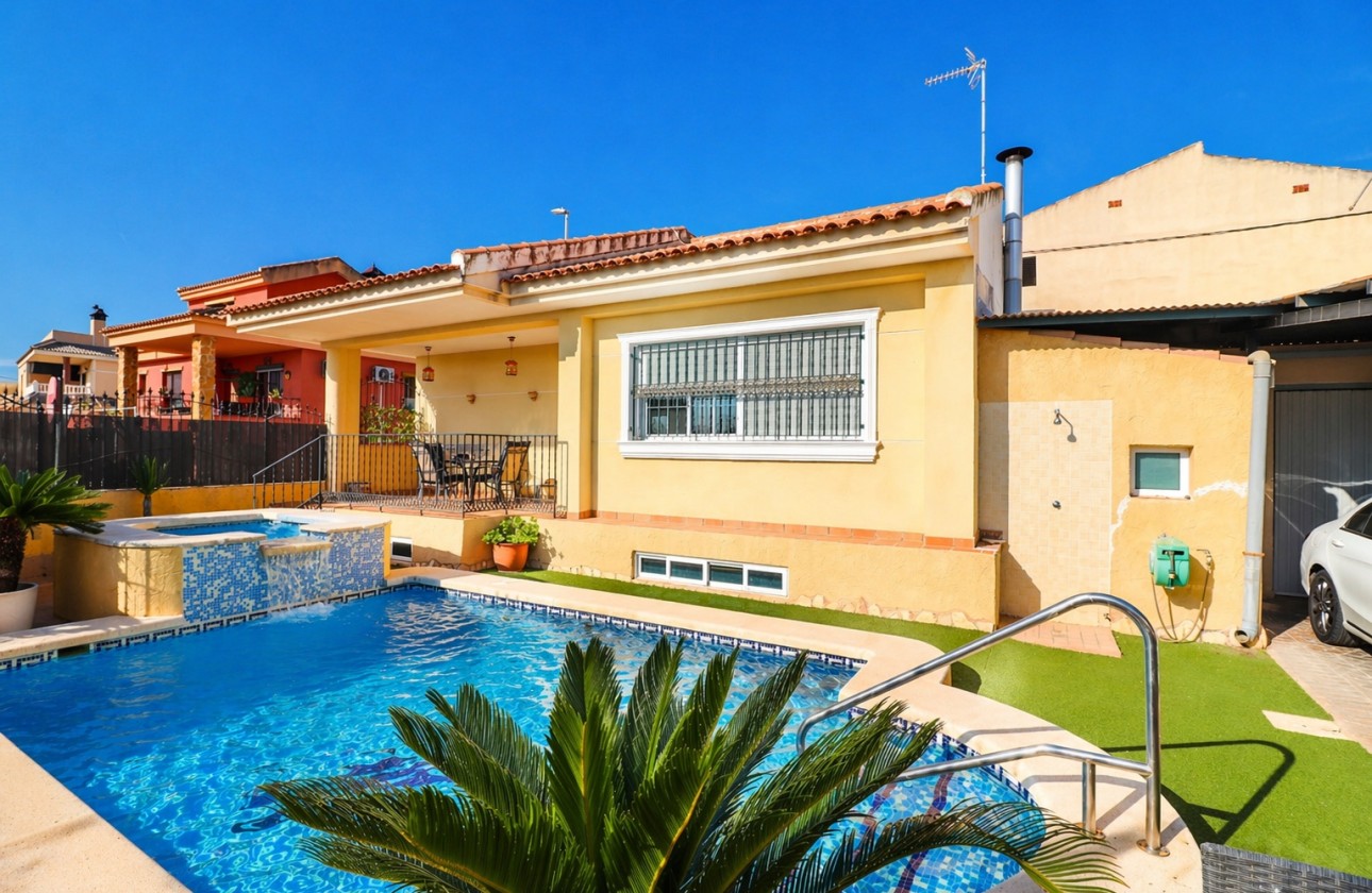 Sale - Detached Villa -
Almoradí - El Saladar