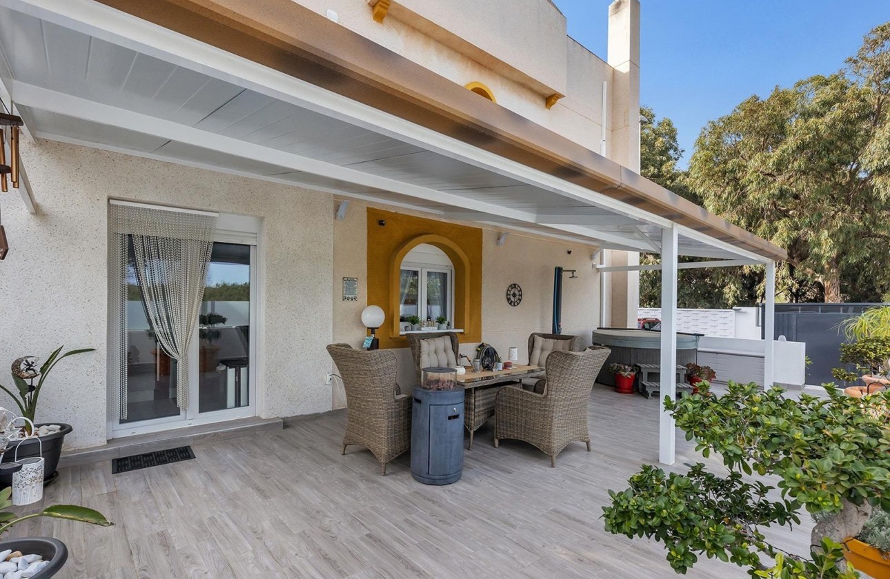 Sale - Detached Villa -
Guardamar del Segura - Urbanizaciones