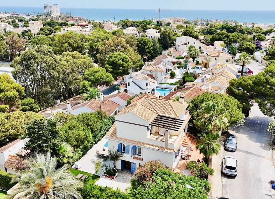 Sale - Detached Villa -
La Zenia