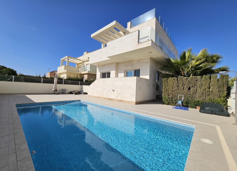 Sale - Detached Villa -
La Zenia