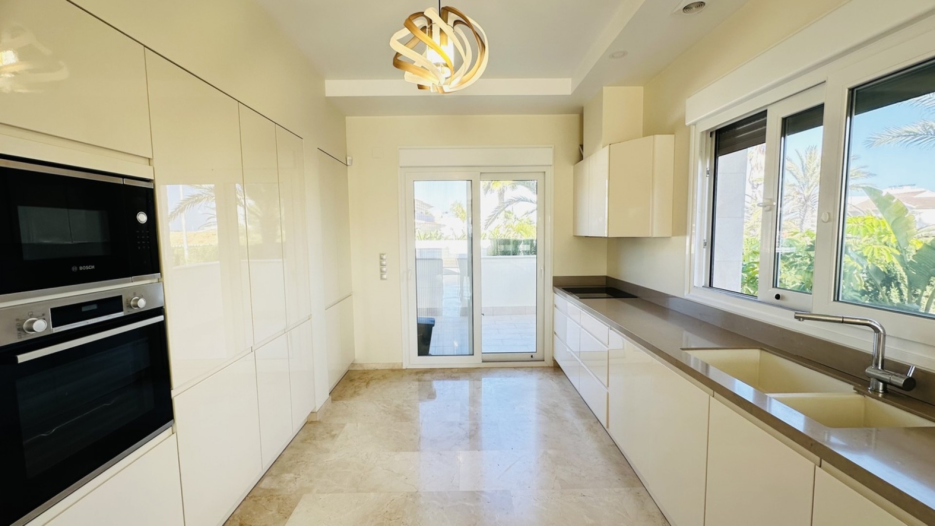 Sale - Detached Villa -
La Zenia