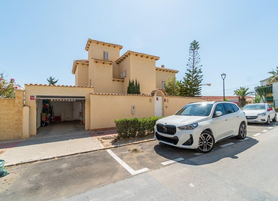 Sale - Detached Villa -
Torrevieja - La Mata