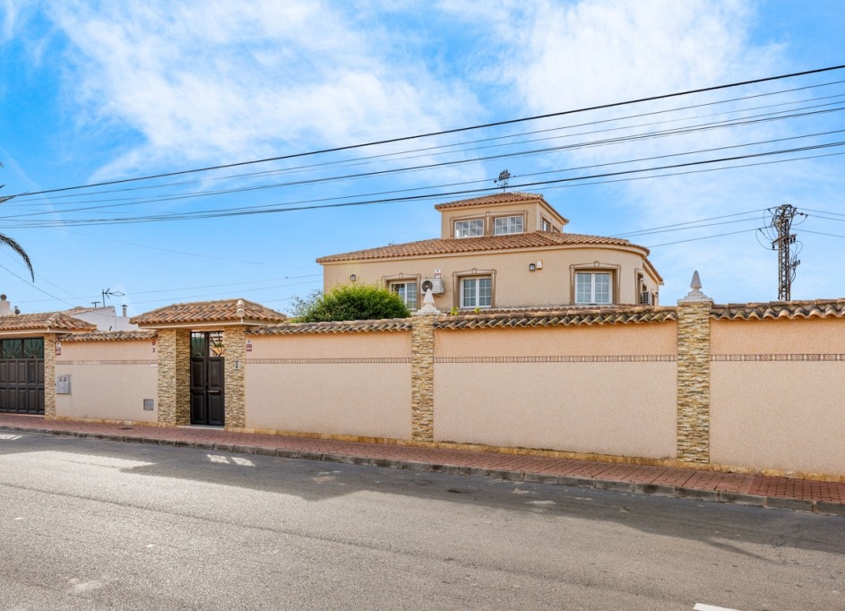 Sale - Detached Villa -
Torrevieja