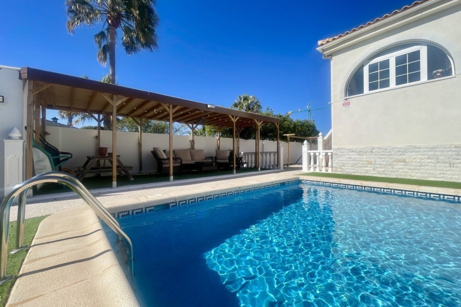 Sale - Detached Villa -
Urb. La Marina - Inland