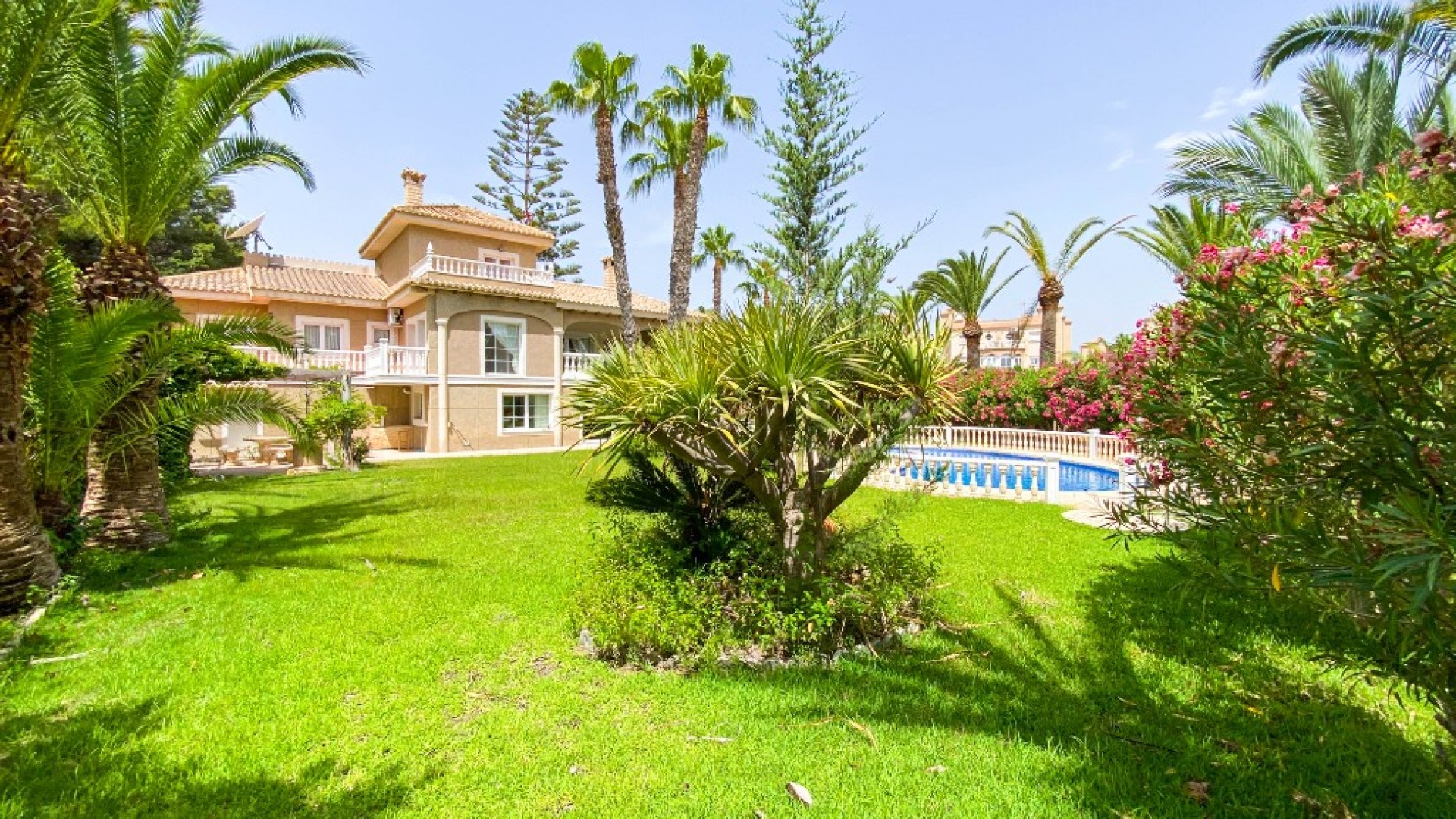 Sale - Detached Villa -
Villamartín - Villamartin
