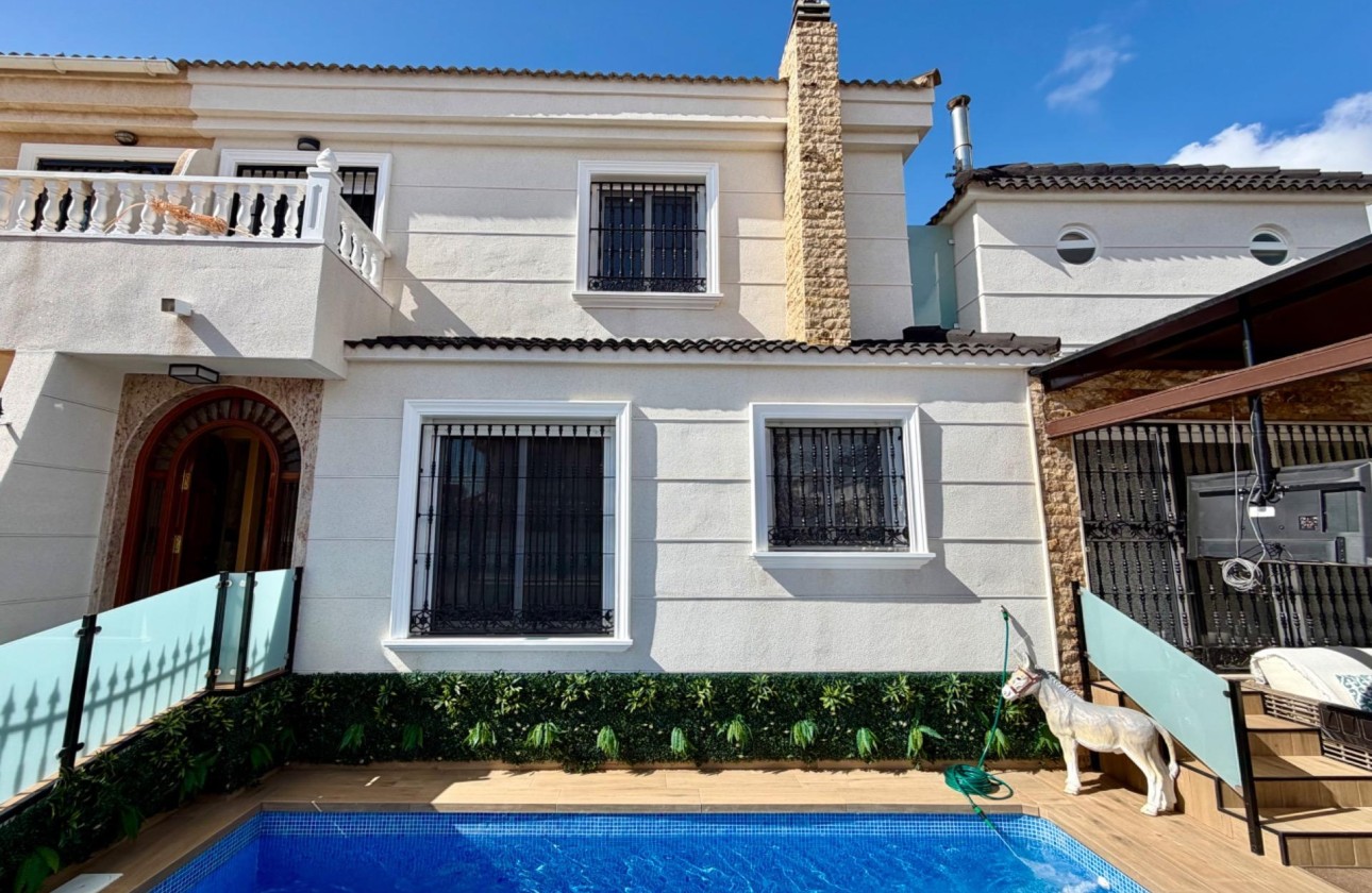 Sale - Semi Detached Villa -
Orihuela Costa - La Zenia
