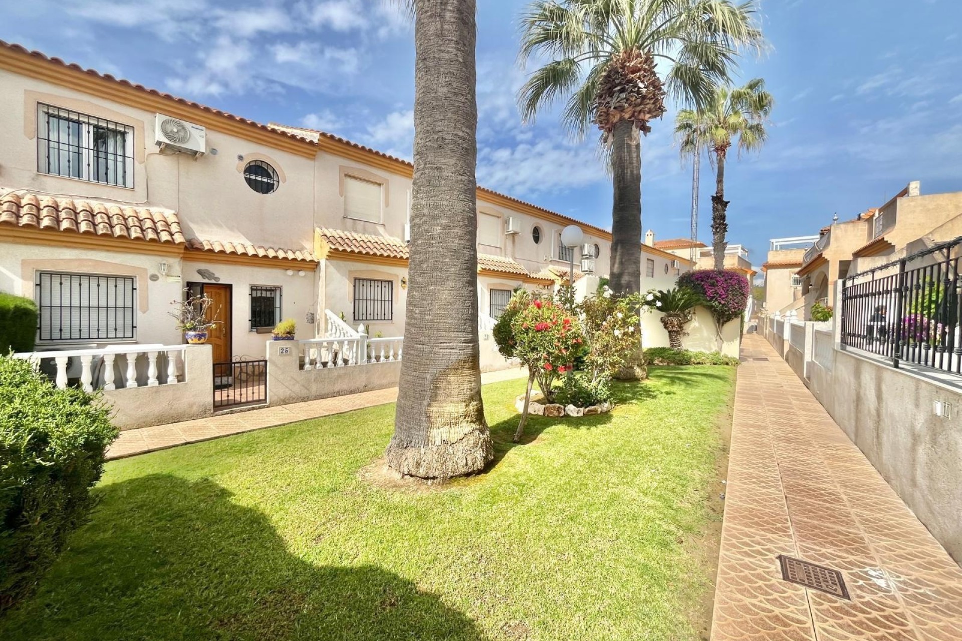 Sale - Semi Detached Villa -
Orihuela Costa - Playa Flamenca